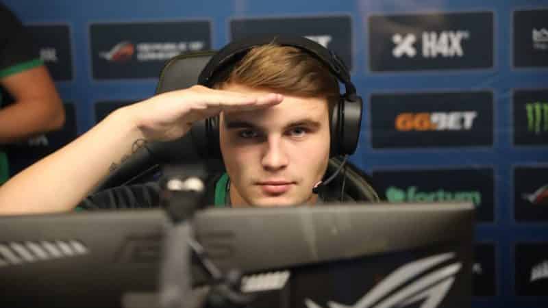 Daniel "mertz" Mertz salutes the camera behind his PC ahead of a live round of CS:GO